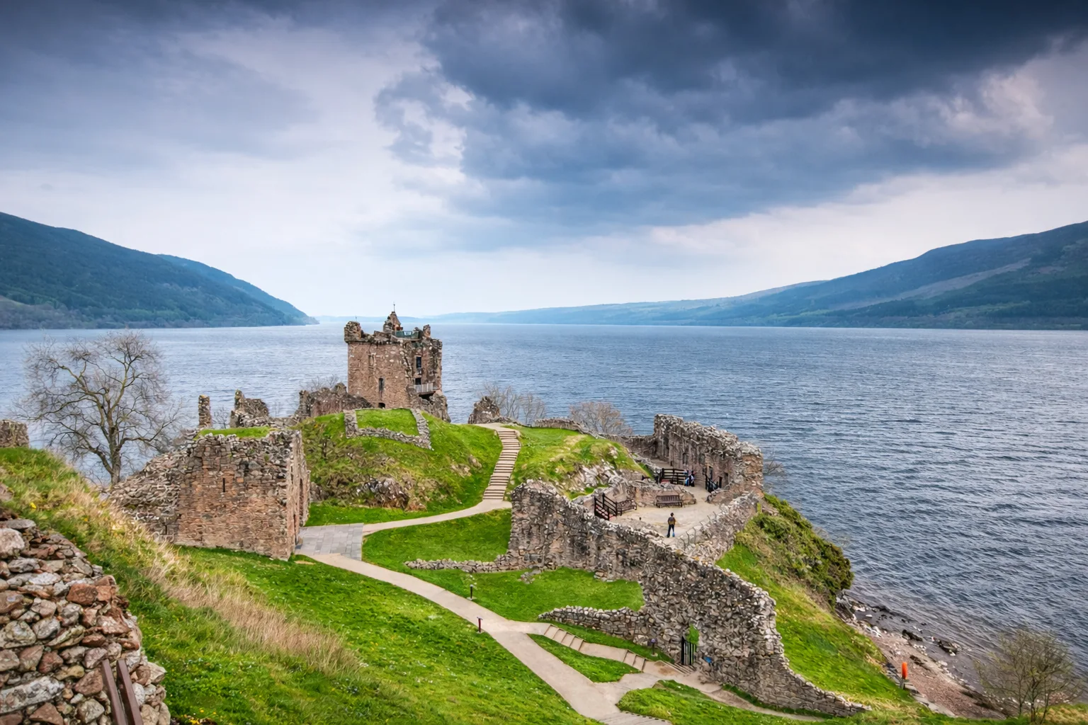 Loch Ness and Urquhart Castle complete visitor guide